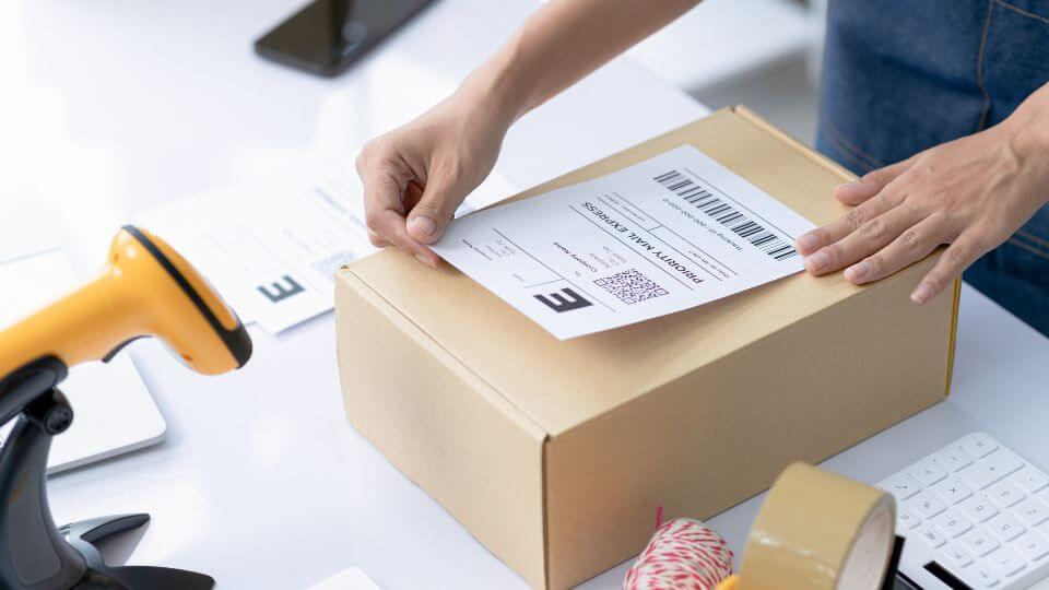 neutrale verpakking en discrete verzending van industriele vloeistoffen