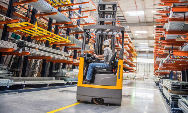 GBL veilig gebruiken met beschermende middelen in een industriële werkplaats