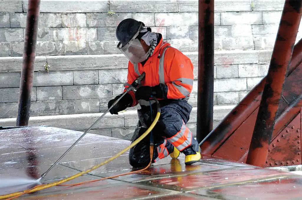 De praktische GBL betekenis getoond bij het schoonmaken van metalen onderdelen