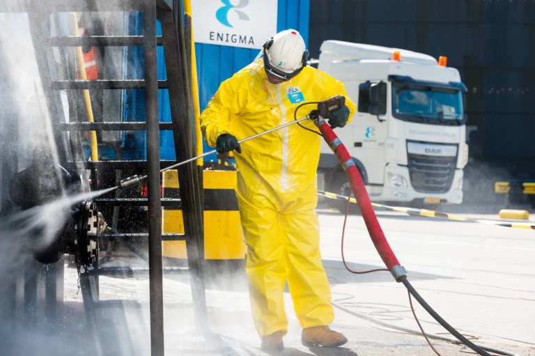 Zuivere GBL reiniger in een professionele werkplaats voor industriële schoonmaak en ontvetting.
