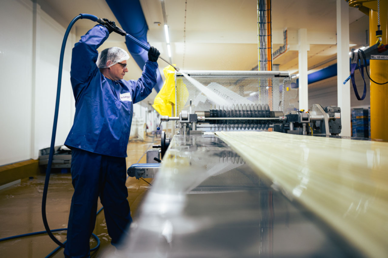 Professionele toepassing van een GBL reiniger voor het ontvetten van metalen onderdelen