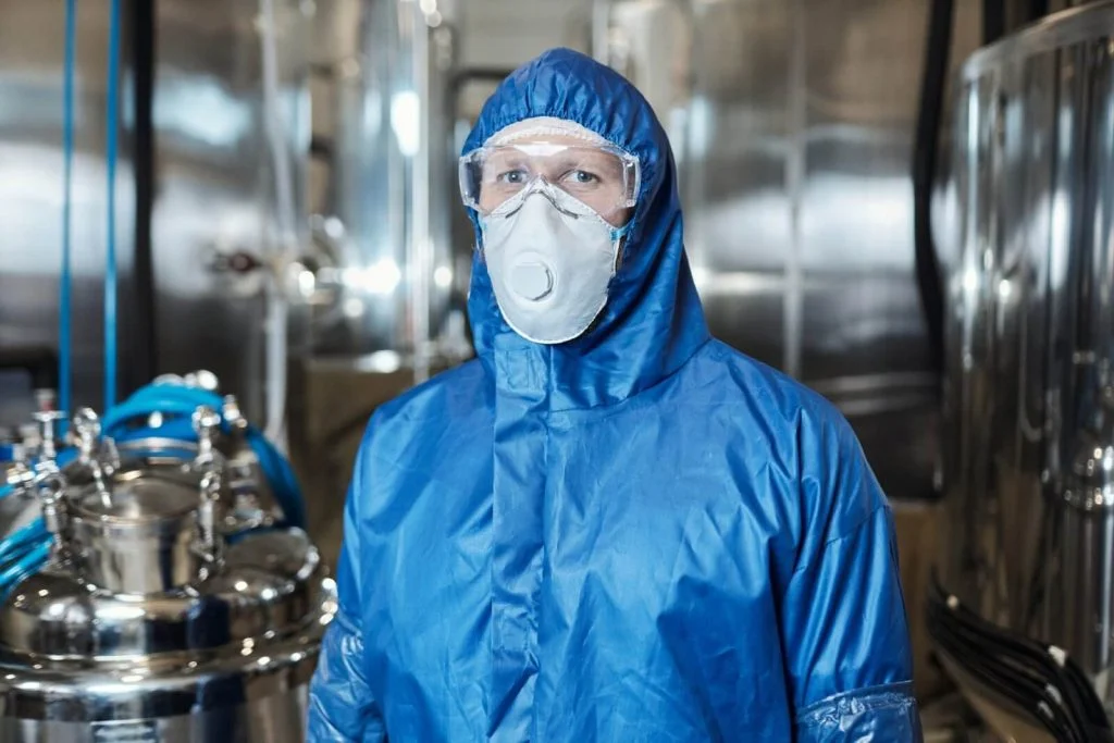 Technicus verwijdert zware vervuiling effectief met een betrouwbare GBL reiniger