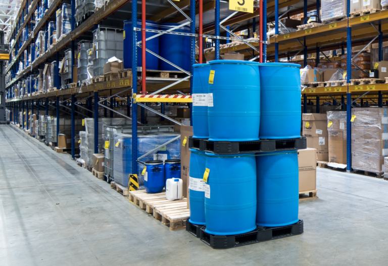 GBL groothandel magazijn met grote vaten industriële reinigingsvloeistof voor bedrijven