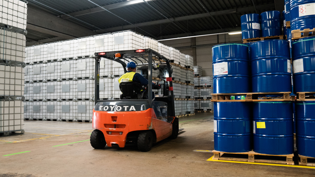 Onze professionele GBL groothandel biedt ruime voorraden industriële vloeistoffen voor bedrijven