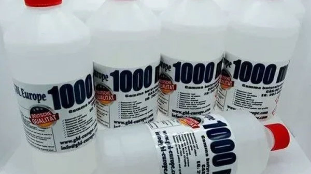 Gamma-Butyrolactone jerrycans en flessen opgeslagen voor industriële reiniging
